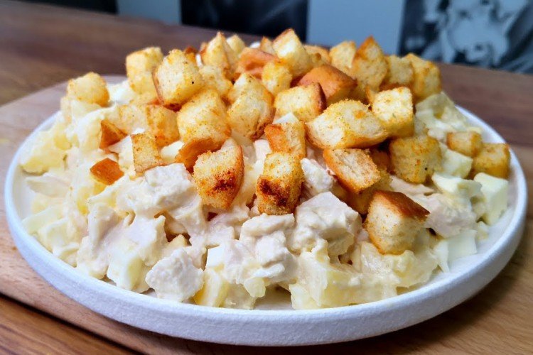 Ensalada festiva con pollo ahumado, queso, piña y picatostes