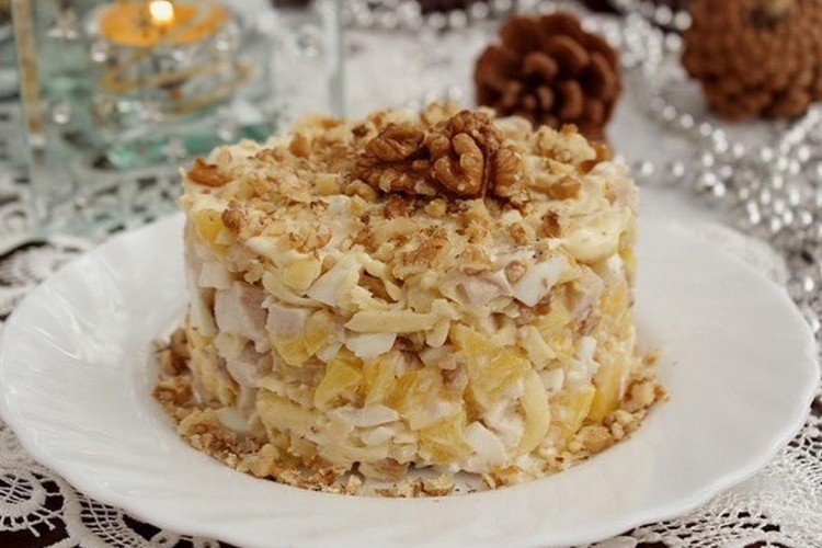 Ensalada con pollo ahumado, nueces y piña