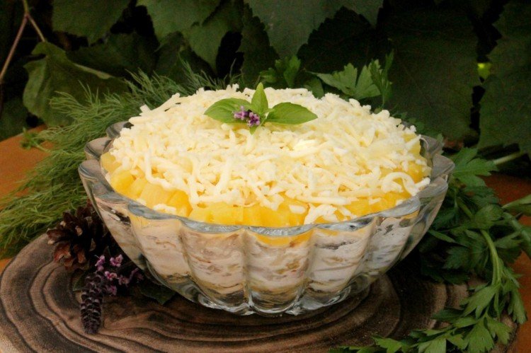 Ensalada por capas con champiñones, pollo ahumado y piña