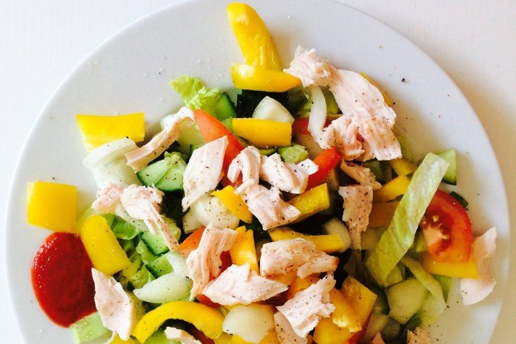 Ensalada de verduras con piña y pollo ahumado