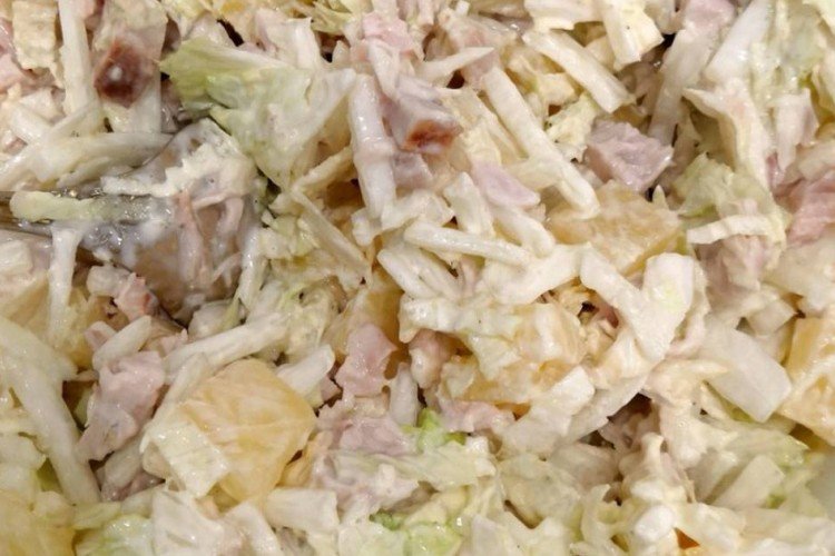 Ensalada con col china, pollo ahumado, piña y queso