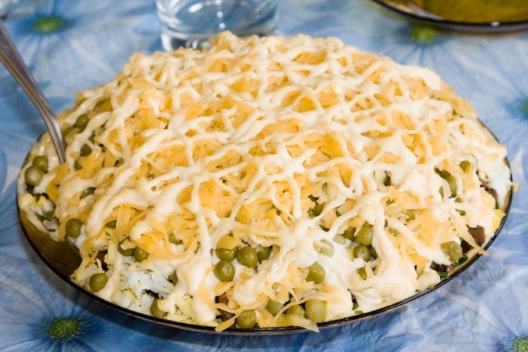 Sprat Salad with Green Peas and Processed Cheese