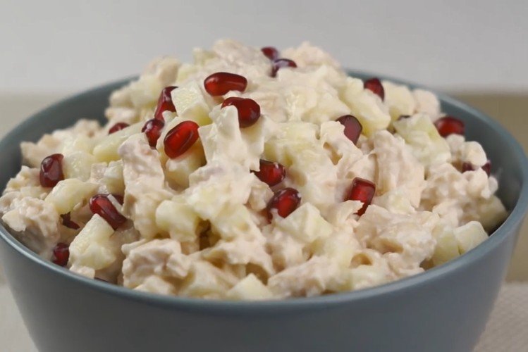 Salat mit Huhn, Granatapfel, Nüssen und Apfel