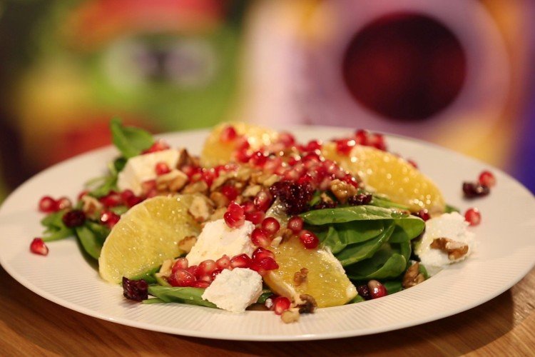 Festlicher Salat mit Orange, Spinat, Feta und Granatapfel