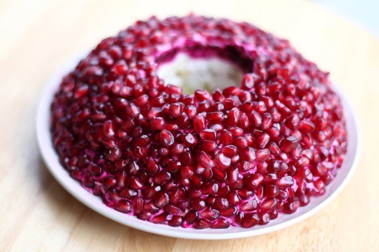 Salat „Granatapfelarmband“ mit geräucherten Würstchen