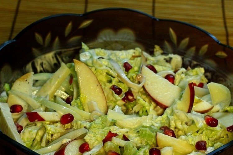 Salat mit Tintenfisch, Granatapfel und Chinakohl