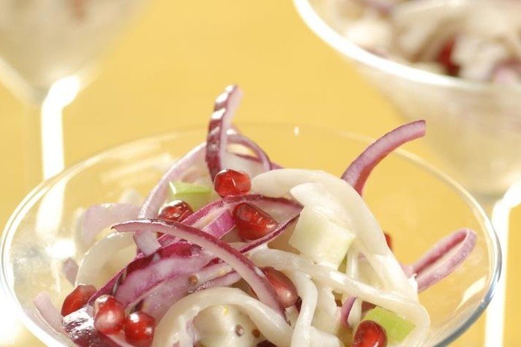 Salat mit Tintenfisch, süßer Zwiebel und Granatapfel