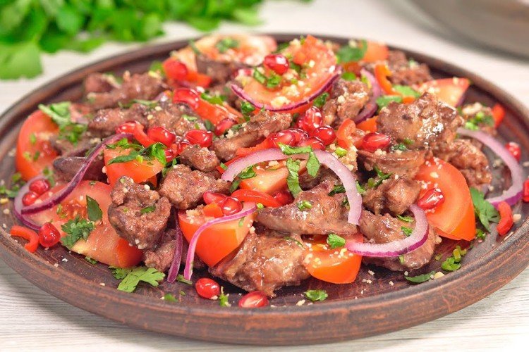 Salat mit Hühnerleber, Tomaten, Zwiebeln und Granatapfel