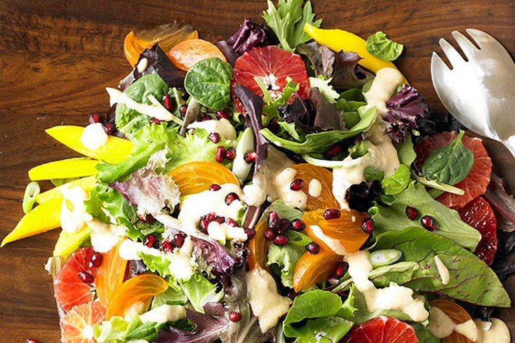 Frischer Salat mit Früchten, Rucola und Granatapfel