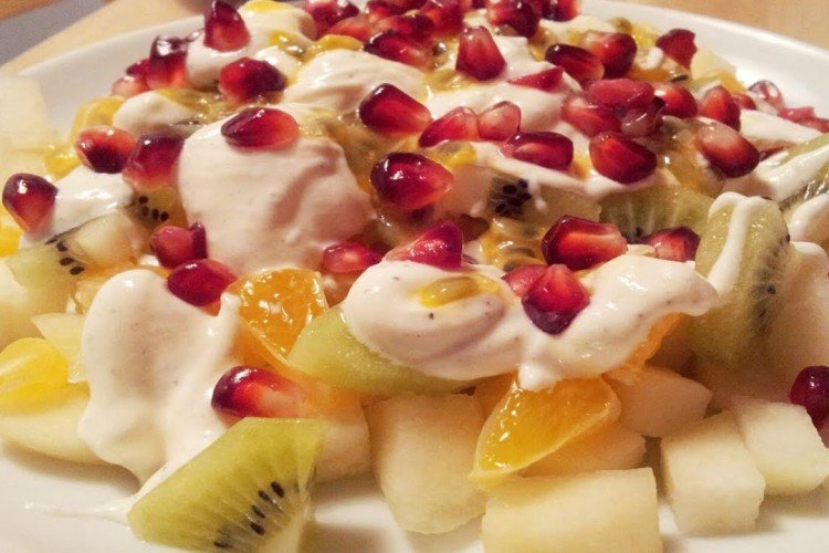Obstsalat mit Granatapfelkernen
