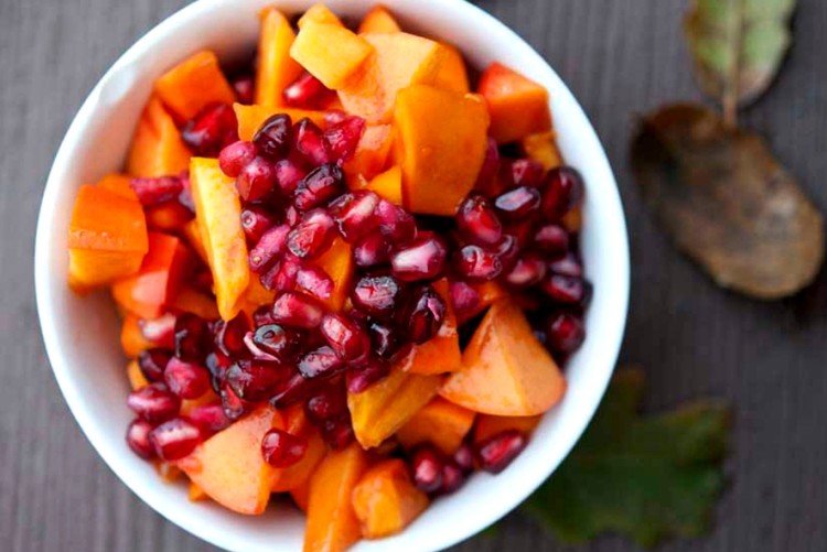 Obstsalat mit Granatapfel, Orange und Kaki
