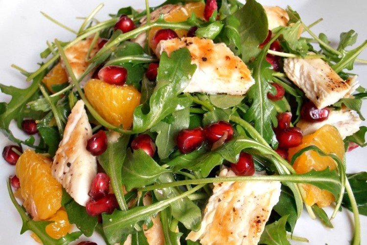 Frischer Salat mit Huhn, Granatapfel, Orange und Kräutern