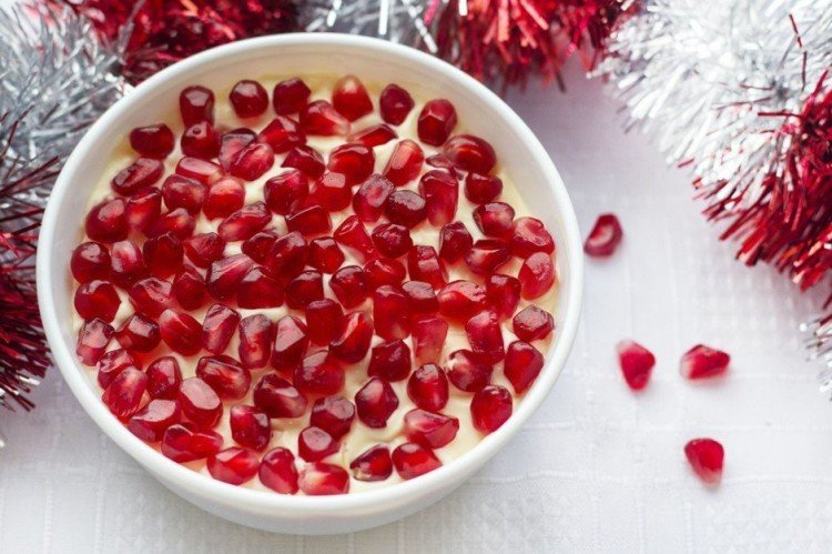 Schichtsalat mit Kartoffeln, Eiern, Nüssen und Granatapfel