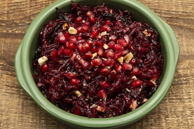 Salat mit Roter Bete, Granatapfel und Nüssen