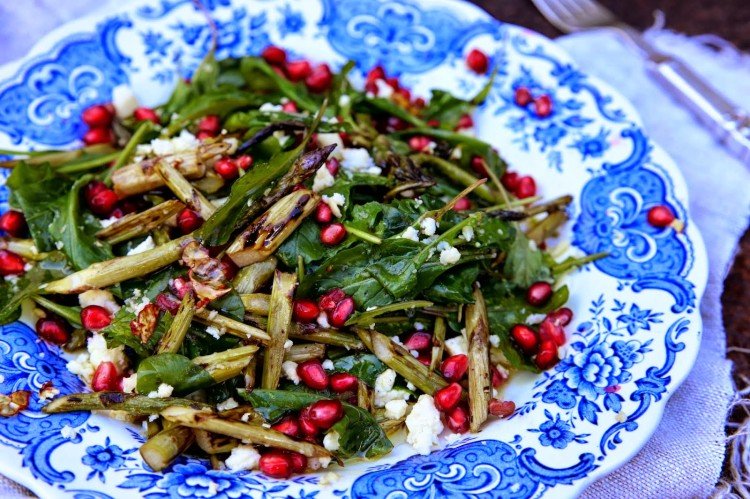 Salat aus Hühnerherzen, Granatapfel und Spargel aus der Dose