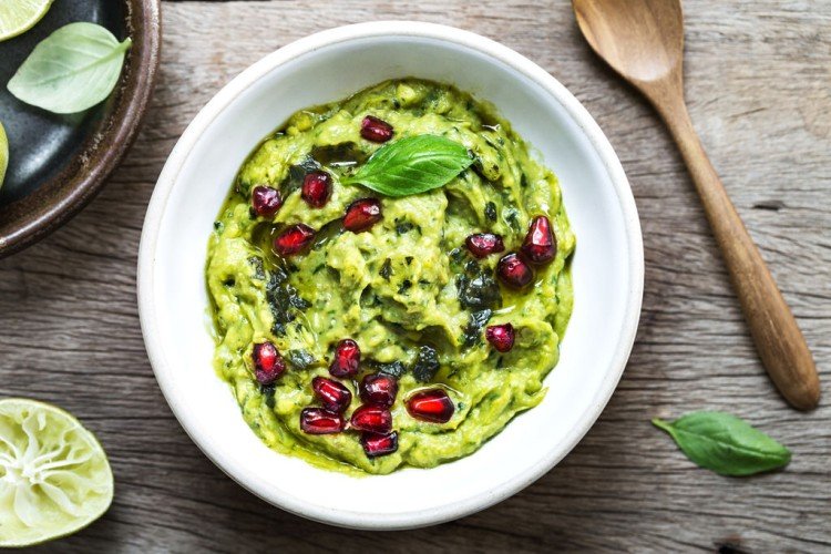 Guacamole mit Granatapfelkernen
