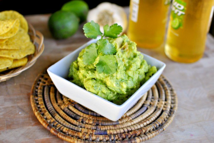 Guacamole mit Minze und grünen Trauben