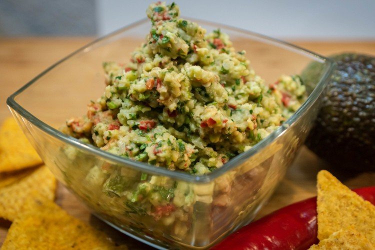 Guacamole mit Nüssen