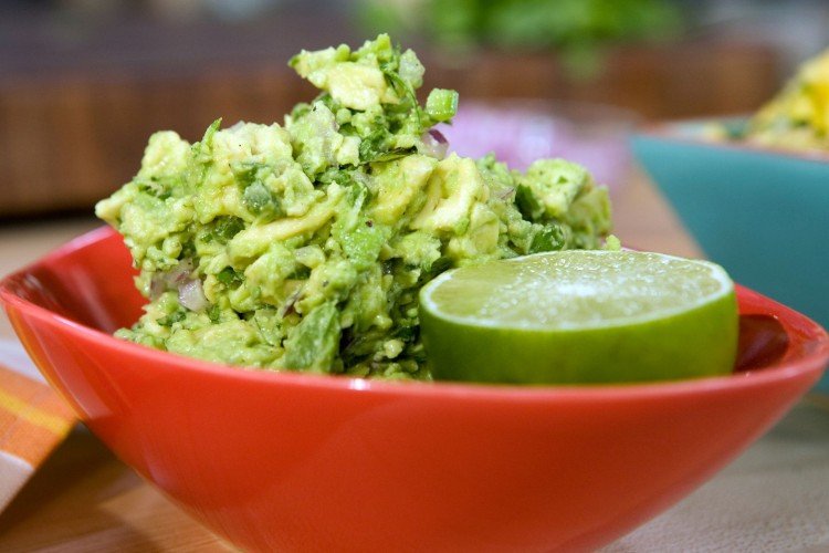 Guacamole mit roter Zwiebel