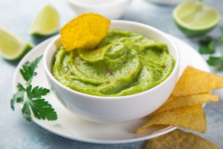 Guacamole mit Tomaten und Chili