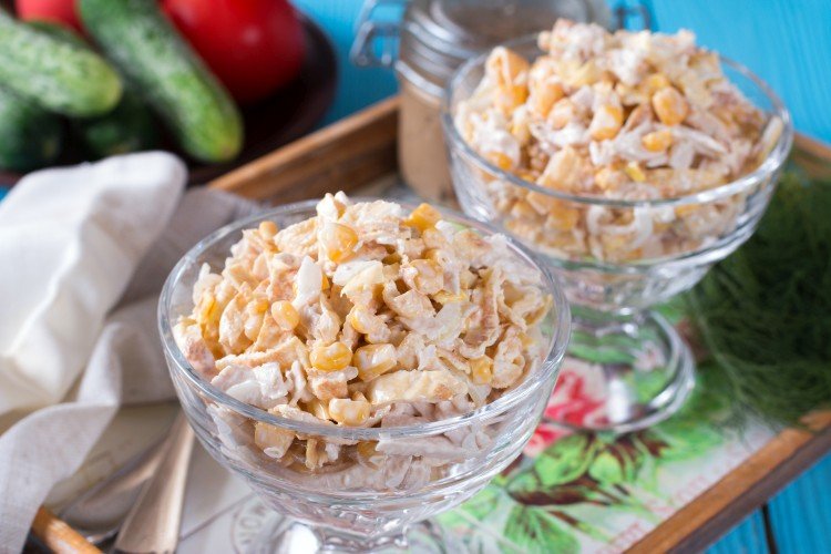 Salat mit Huhn, Eierpfannkuchen und Mais