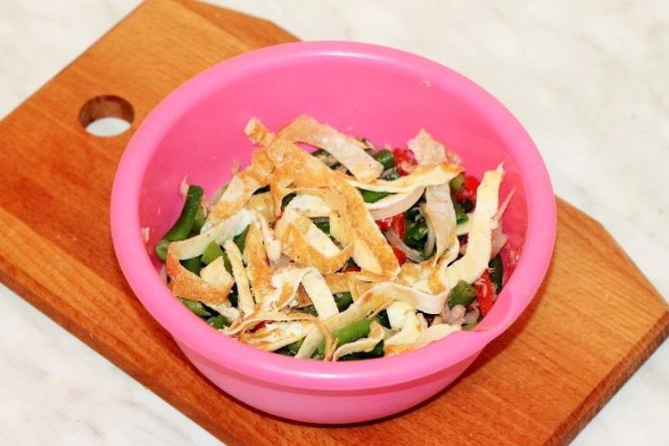 Salat aus Thunfisch, Eierpfannkuchen und Spargel