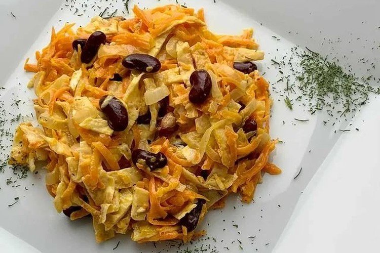 Salat mit Bohnen, Käse und Eierpfannkuchen