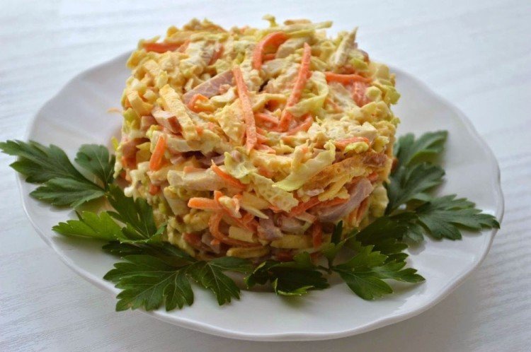 Salat aus Chinakohl, Eierpfannkuchen und Schinken