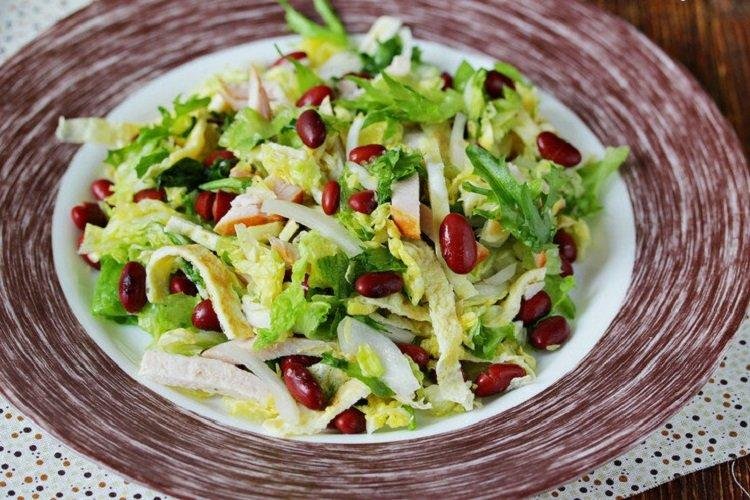 Einfacher Salat aus Wirsing, Bohnen und Eierpfannkuchen