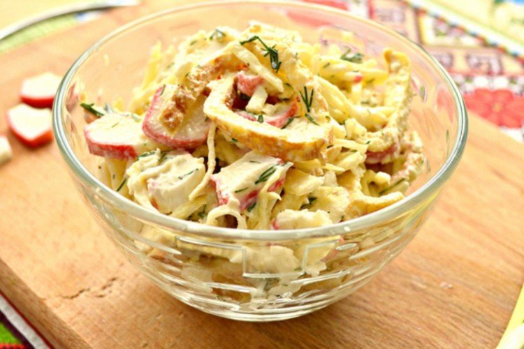 Salat mit Krabbenstäbchen, Pfannkuchen und Käse