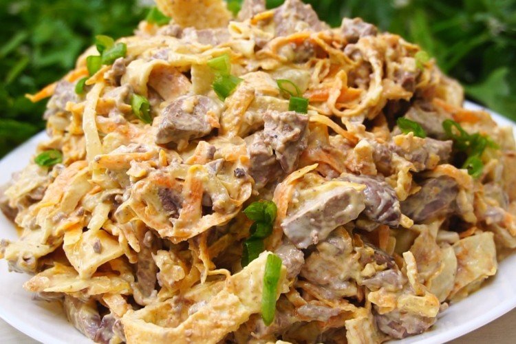 Salat aus Hühnerleber und Eierpfannkuchen