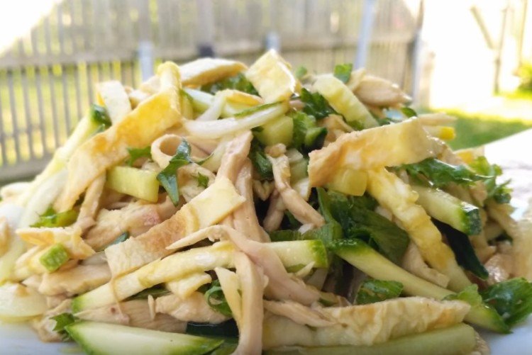 Salat aus Huhn, Eierpfannkuchen, Mais und eingelegten Gurken