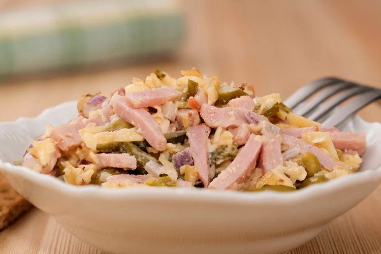 Salat mit Eierpfannkuchen, Wurst und Oliven