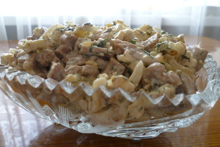 Salat mit marinierten Pilzen, Huhn, Oliven und Eierpfannkuchen