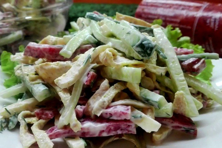 Salat mit Eierpfannkuchen, Wurst und Gurken