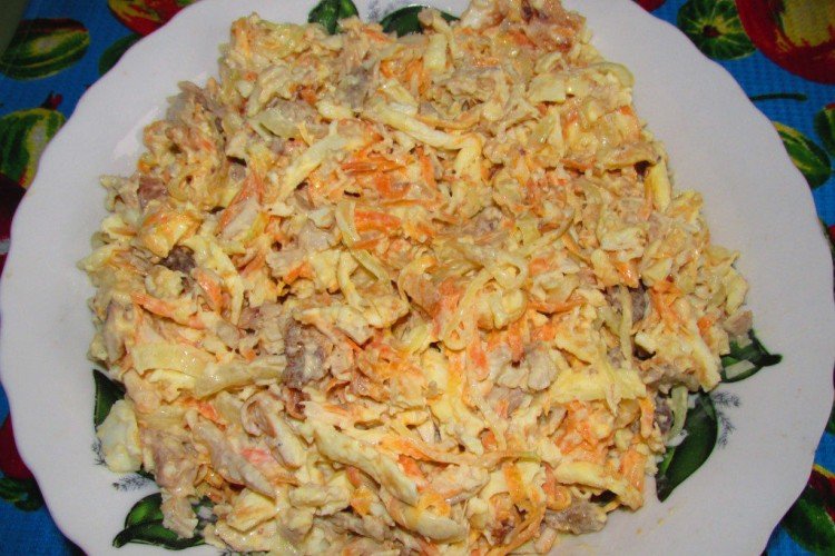Salat mit Huhn, Eierpfannkuchen und Schmelzkäse