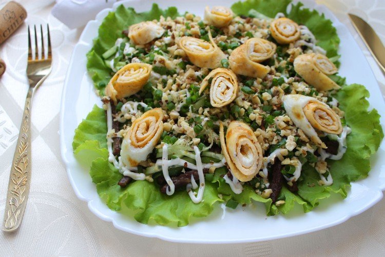Römischer Salat mit Eierpfannkuchen