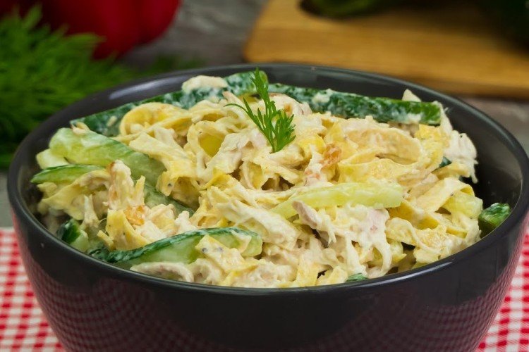 Salat mit Eierpfannkuchen, Käse und Huhn