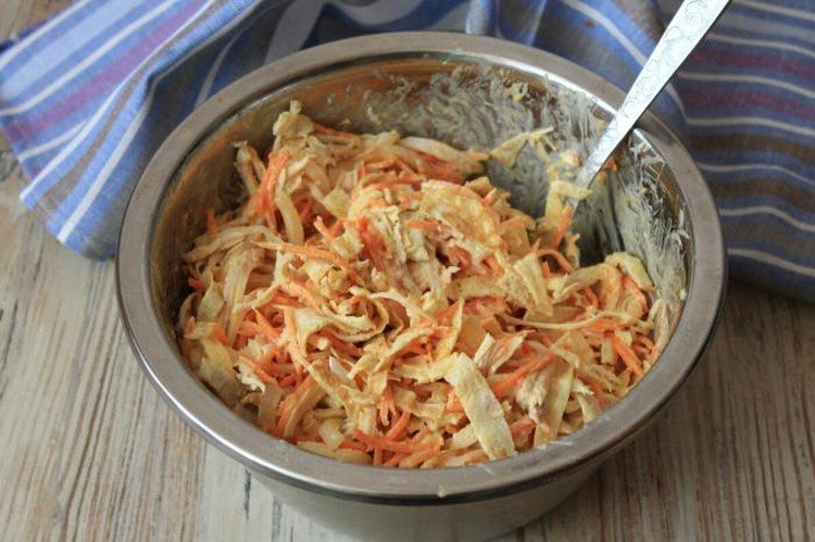 Salat aus koreanischen Karotten, Pute und Eierpfannkuchen