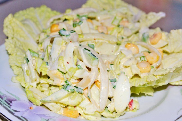 Salat mit Eierpfannkuchen, Tintenfisch, Gurken und Mais