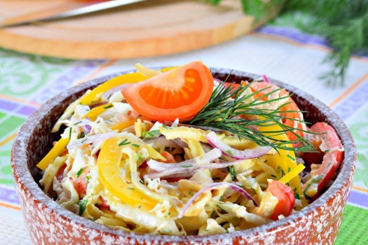 Gemüsesalat mit Eierpfannkuchen