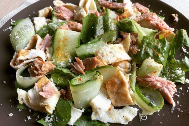 Salat mit Thunfisch und Eierpfannkuchen
