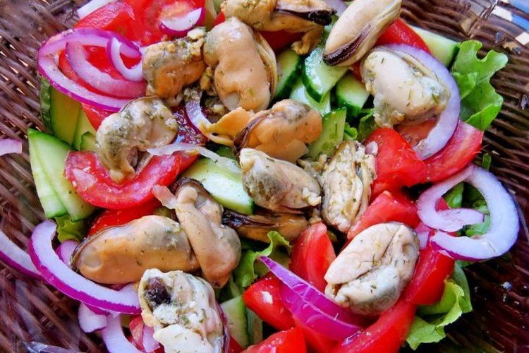 Gemüsesalat mit marinierten Muscheln