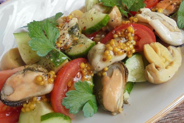 Warmer Salat aus Muscheln, marinierten Pilzen und frischem Gemüse