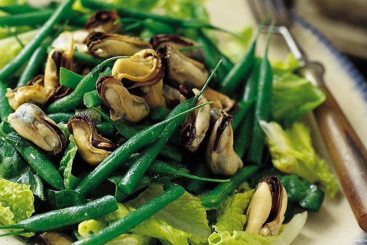 Scharfer Salat mit Muscheln und grünen Bohnen