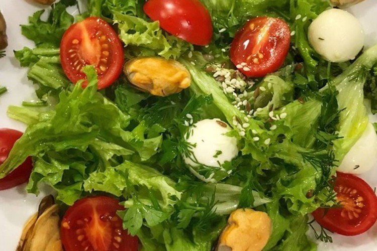 Salat mit Muscheln, Mozzarella, Tomaten und Kräutern