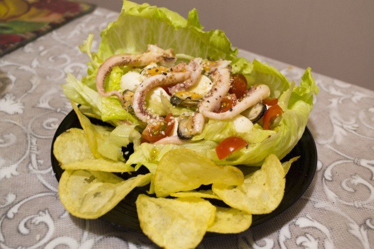 Salat mit Calamari, Muscheln und Chips