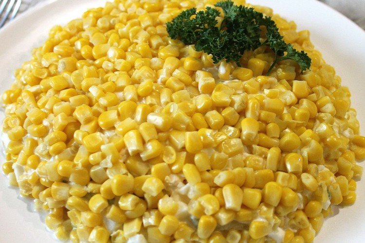 Schichtsalat mit Muscheln, Eiern und Mais