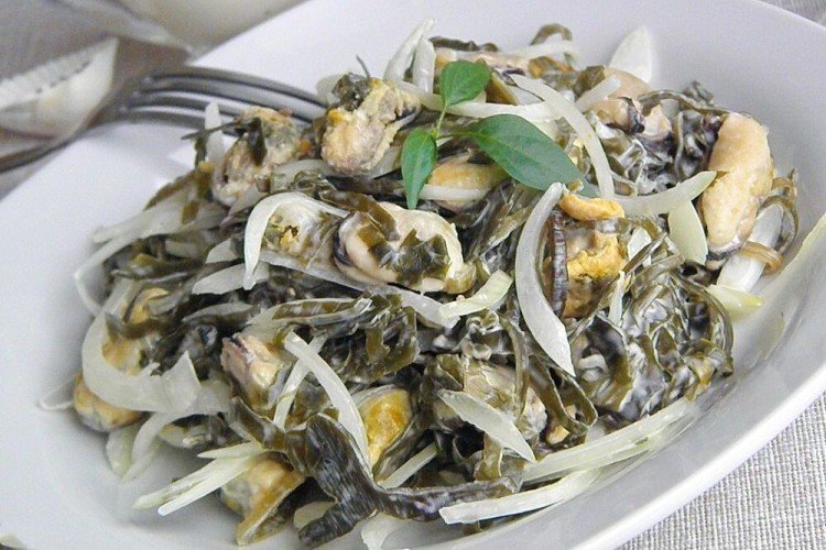 Salat aus Seetang, Muscheln und Zwiebeln