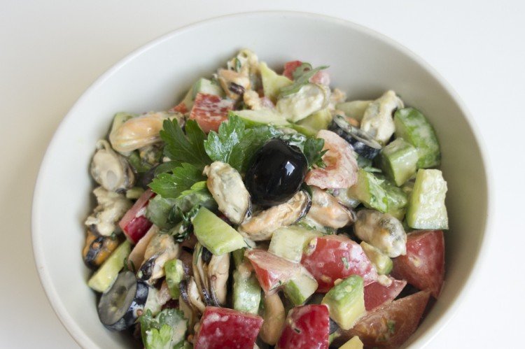 Salat mit marinierten Muscheln, Eiern, Gemüse und Croutons